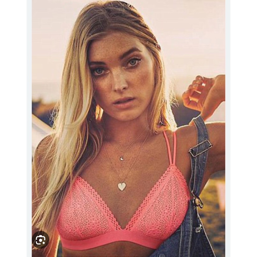 HP!! 🎉🎉 NWOT Victoria’s Secret Lace Pink Bralette. Size Large.